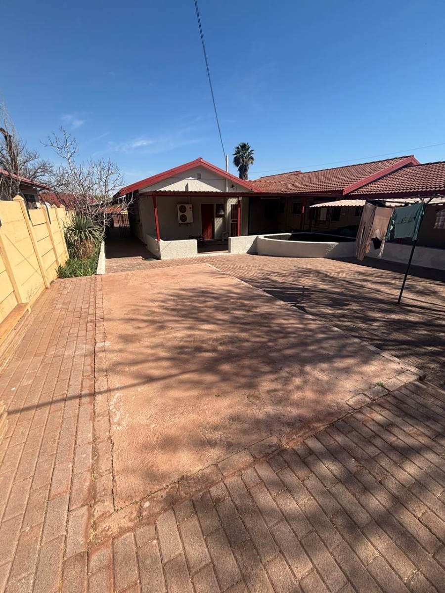 4 Bedroom Property for Sale in Postmasburg Northern Cape